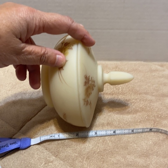 Fenton covered compote candy hand painted and signed custard glass dish - Picture 11 of 11